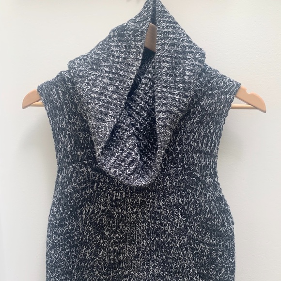 Devoted | Sleeveless Long Turtleneck Sweater - Picture 2 of 5